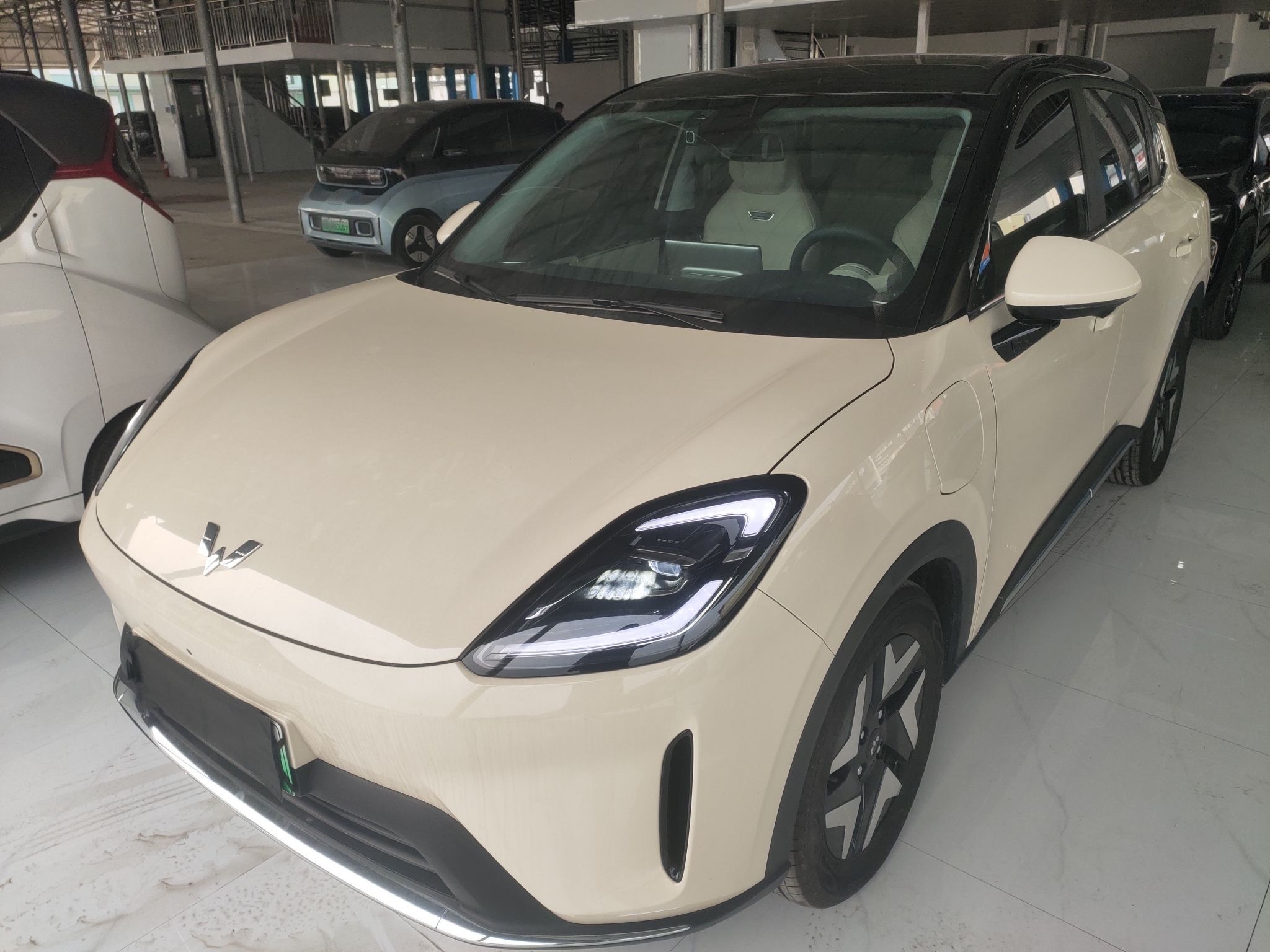 Под передней частью автомобиля