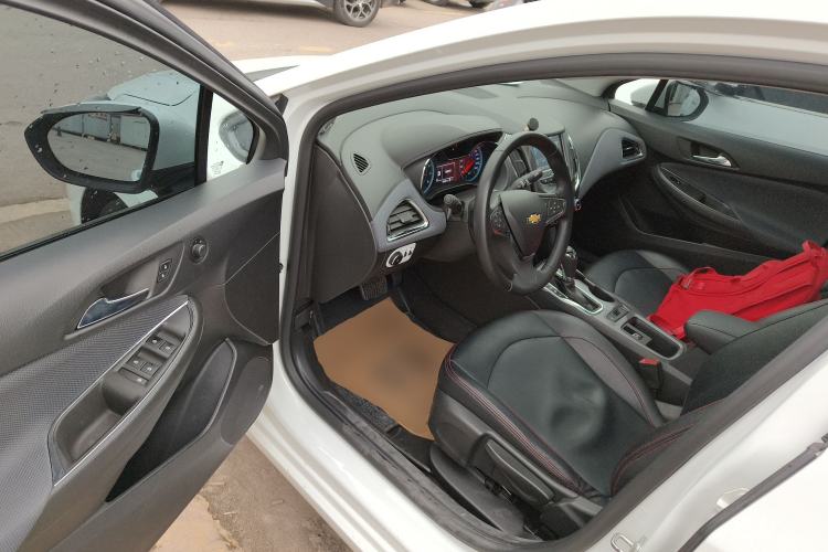 Used Chevrolet Cruze 2018 320 Automatic Pioneer Sunroof Edition
