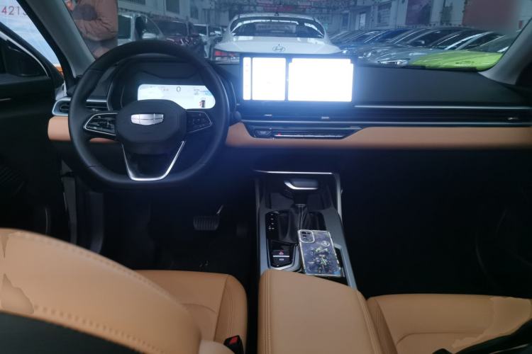 Used Geely Auto Emgrand 2025 4th Generation 1.5L CVT Flagship Version Center Console