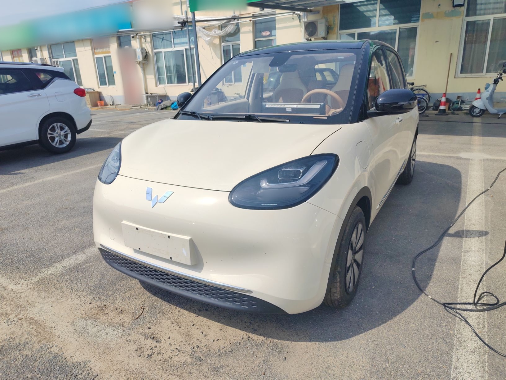 تحت مقدمة السيارة