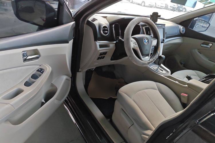 Used Venucia T70 2015 2.0L CVT Smart Edition