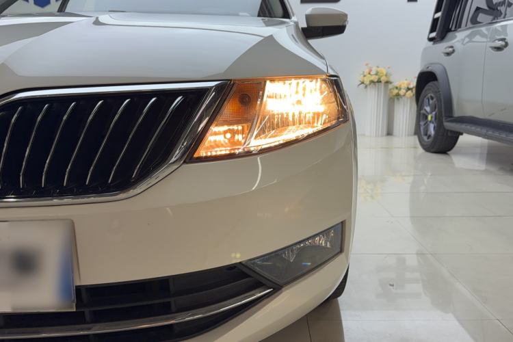 Used Skoda Rapid 2018 1.6L Automatic Comfort Edition Left Front Headlight