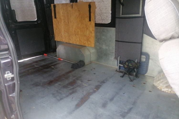 Used Dongfeng Yufeng 2023 V9+ 2.0T Manual Front-Wheel-Drive Multi-Function Mid-Roof Van with 7/8/9 Seats Left Rear Seat