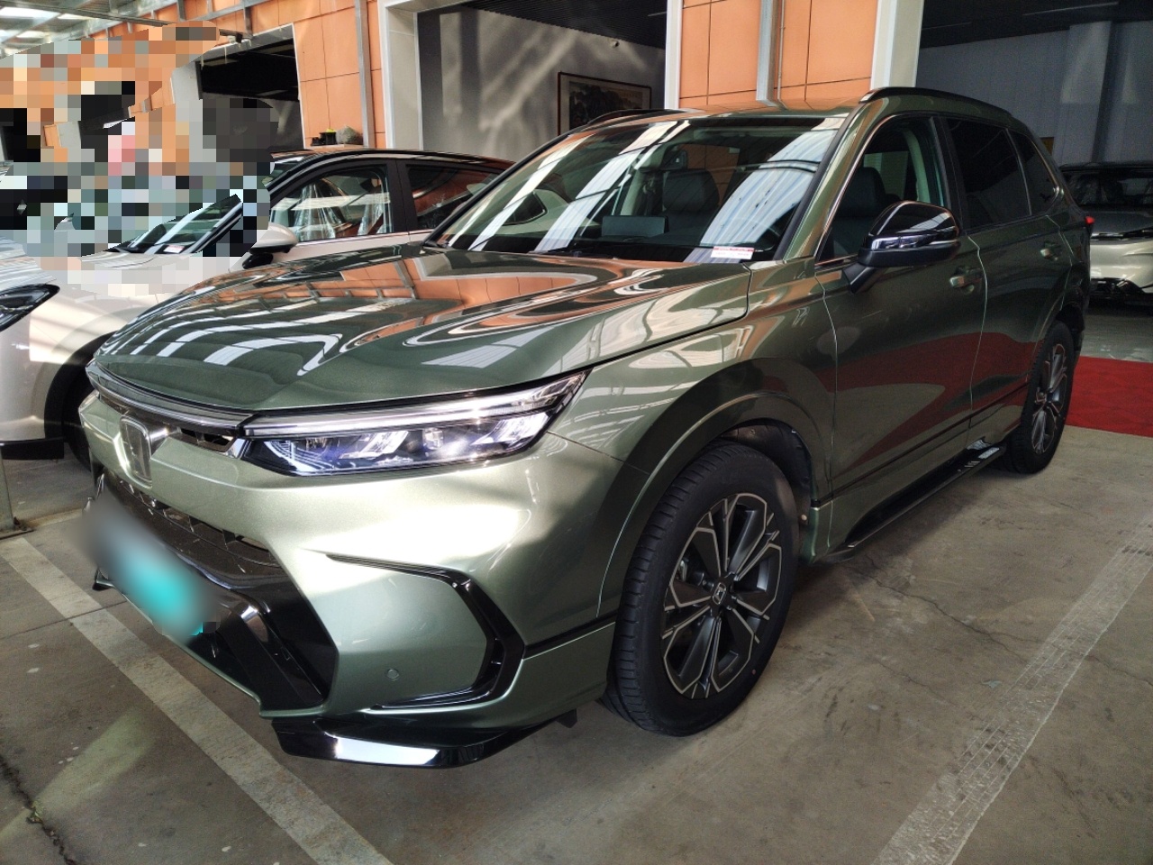 تحت مقدمة السيارة