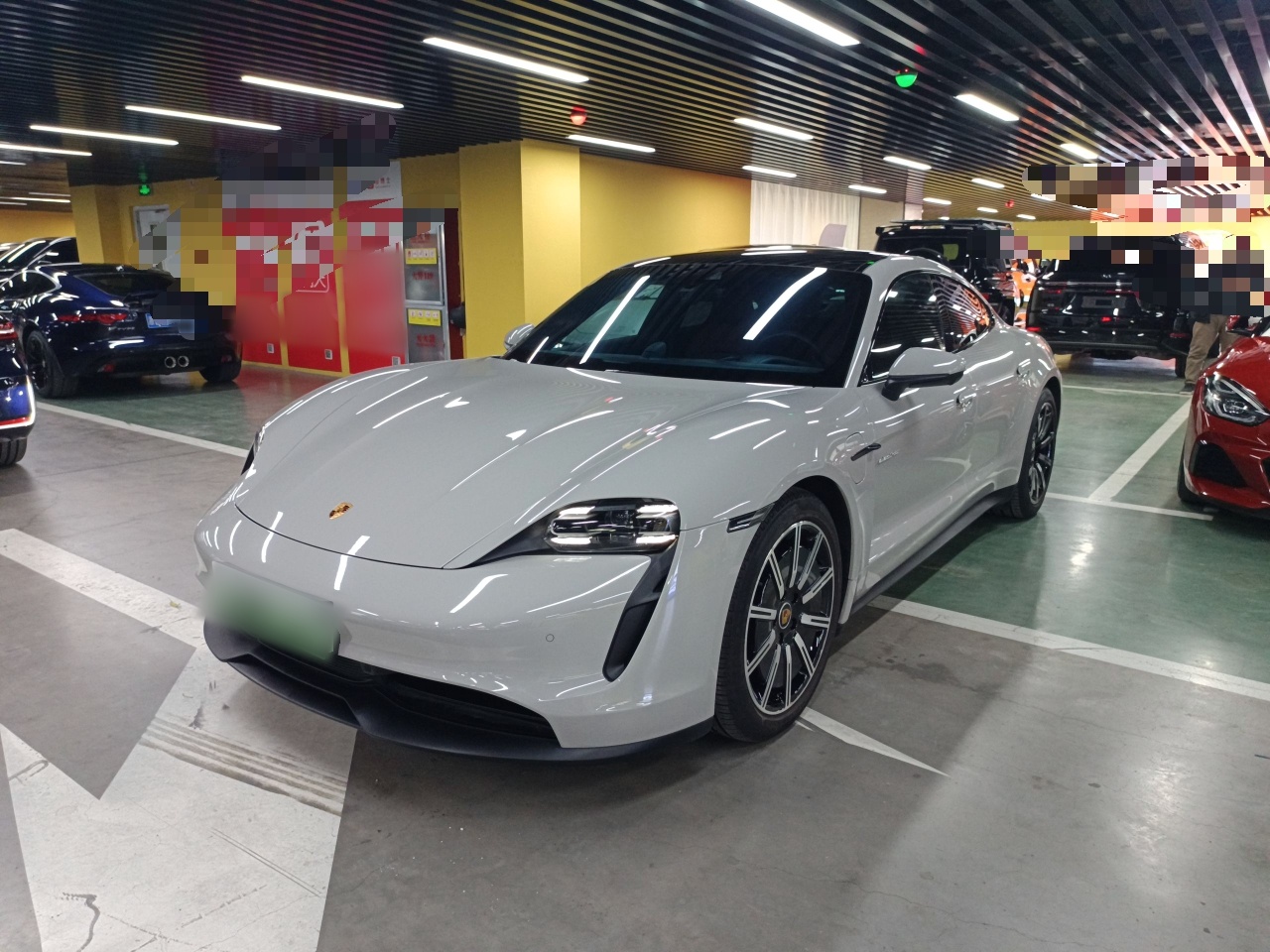 تحت مقدمة السيارة