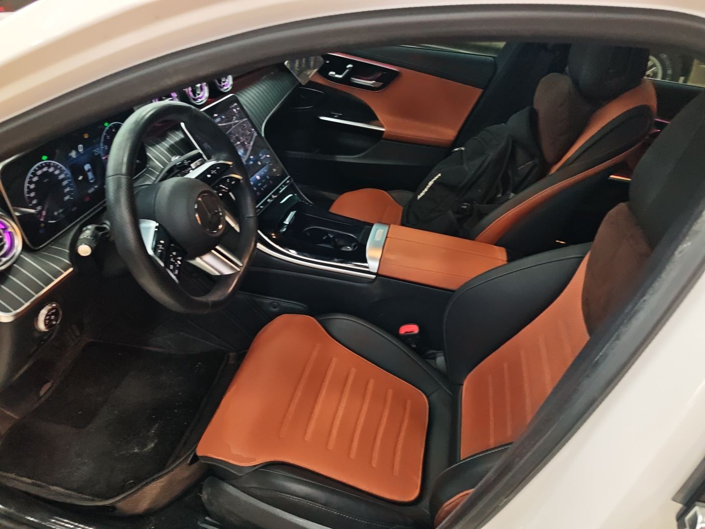 المقاعد الأمامية داخل السيارة