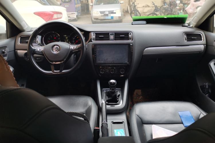 Used Volkswagen Sagitar 2018 1.6L Manual Comfort Model Center Console