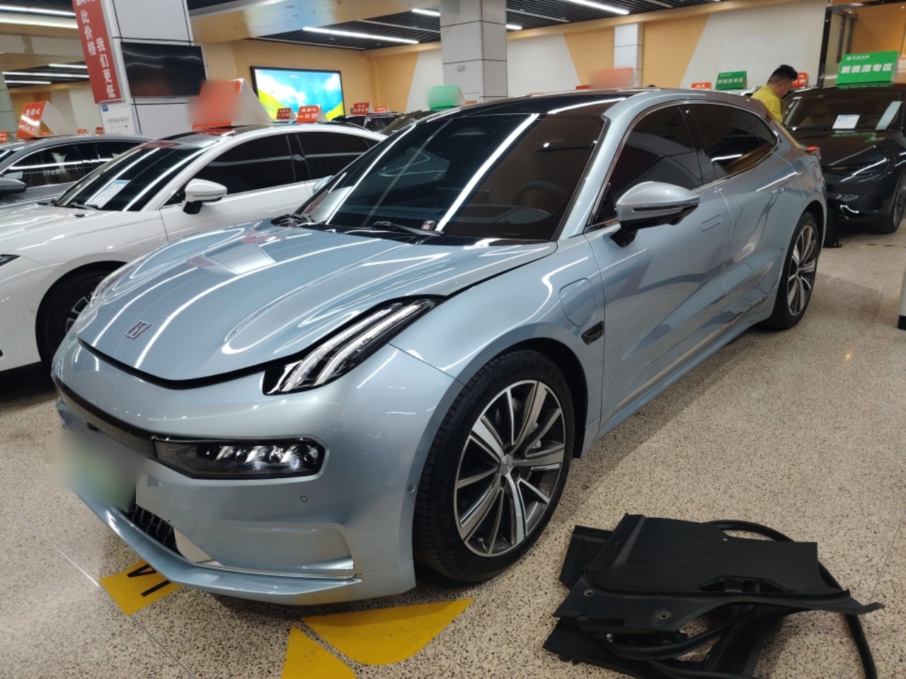 تحت مقدمة السيارة