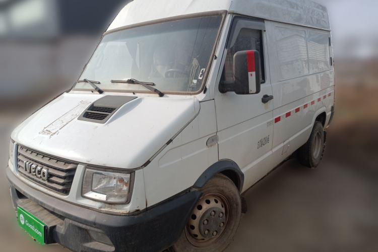 Used Iveco Daily 2020 2.8T V40 Cargo Van with Dual Tires Mid-Roof Design 3 Seats China V Emission Standard
