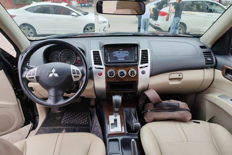 Used Mitsubishi Pajero Sport 2013 3.0L Automatic 4x4 Flagship Edition
