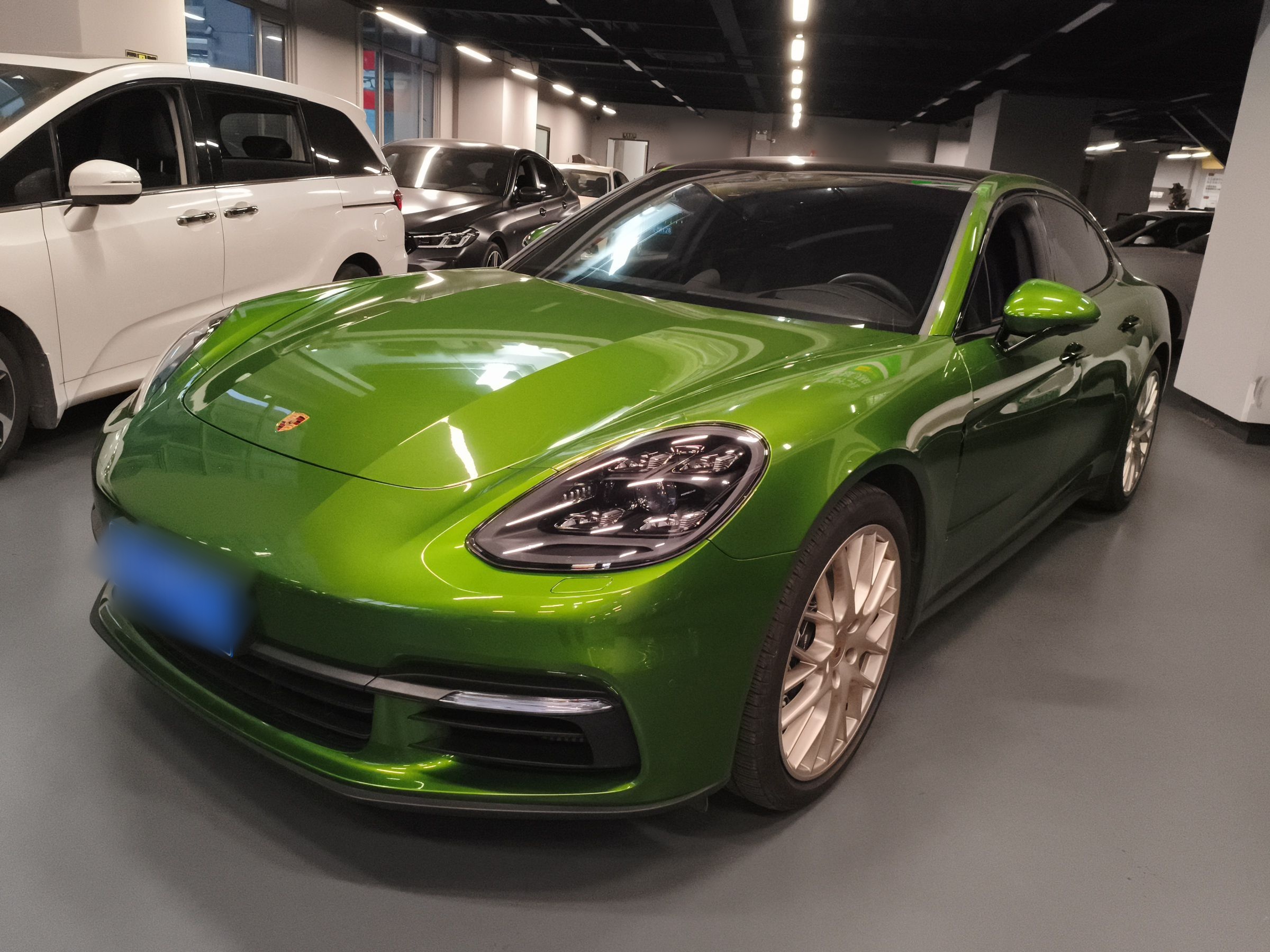 تحت مقدمة السيارة