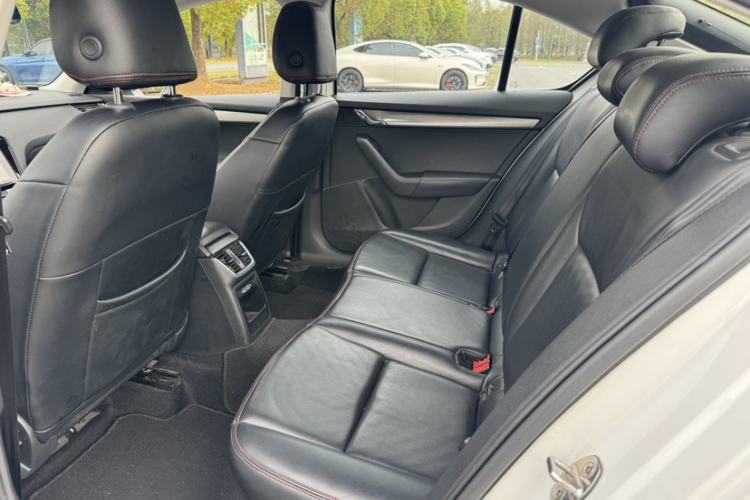 Used Skoda Octavia 2019 1.5L Automatic SmartDrive Comfort Edition China VI Standard Interior 2