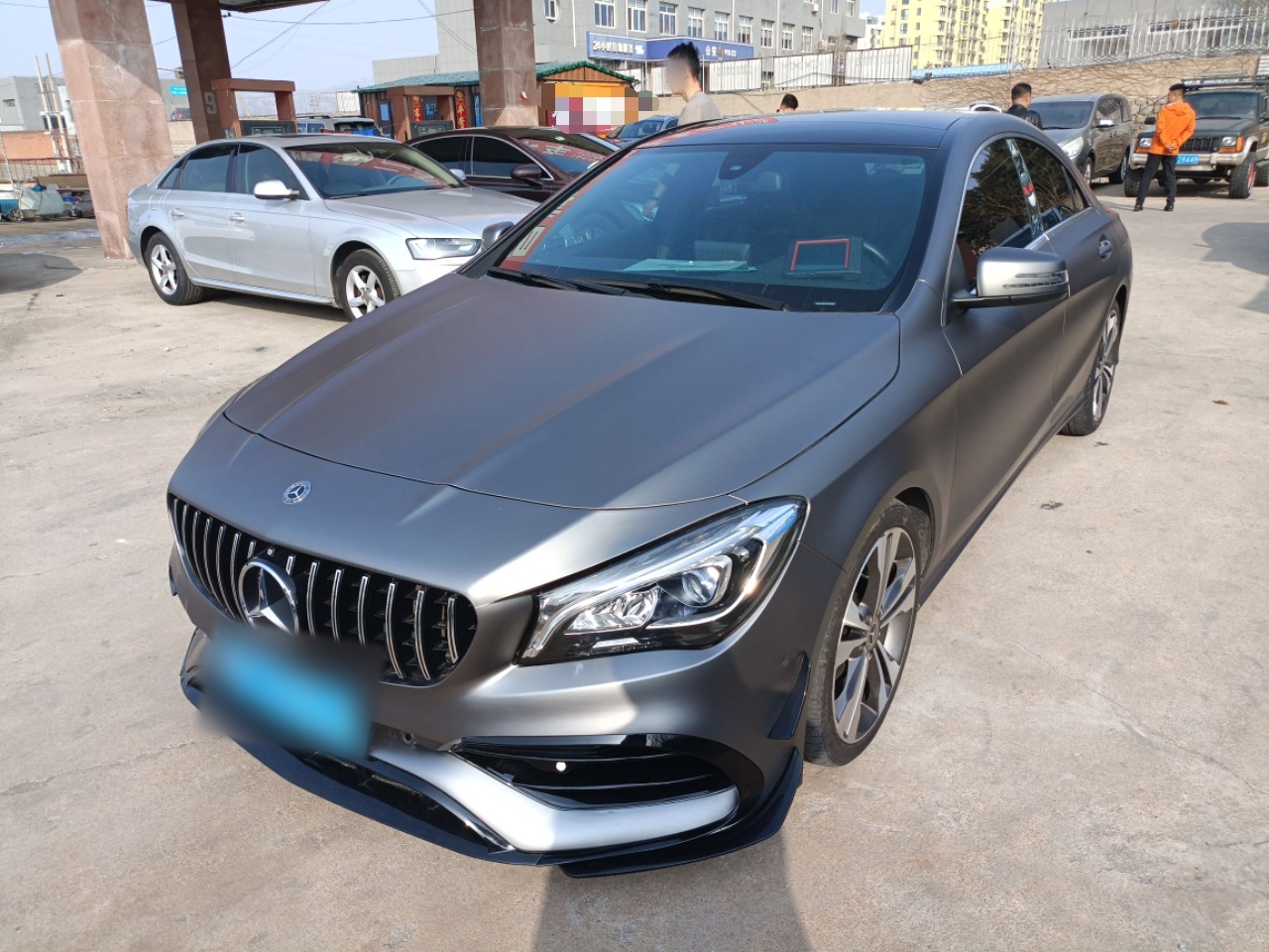 Под передней частью автомобиля