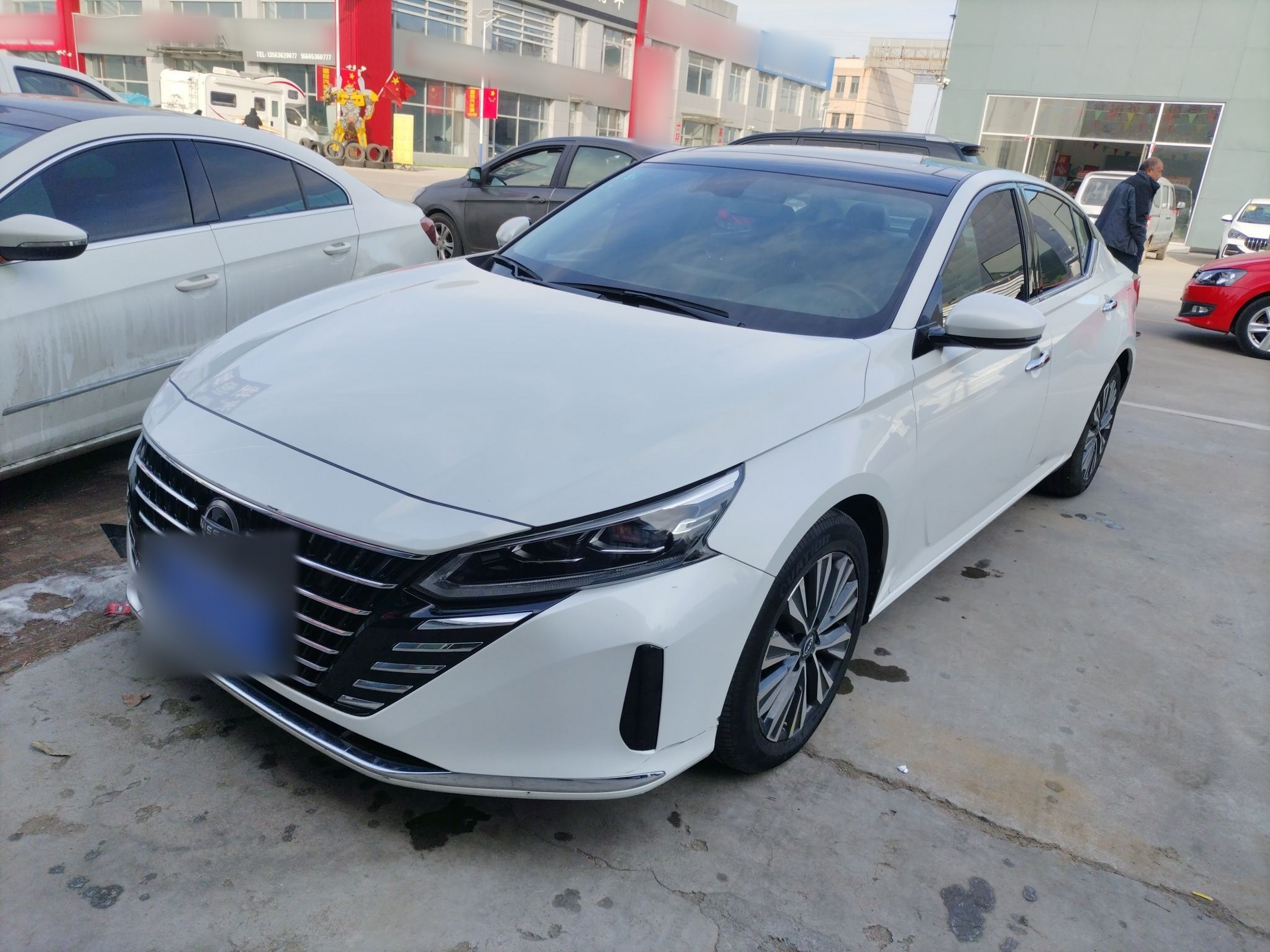 تحت مقدمة السيارة