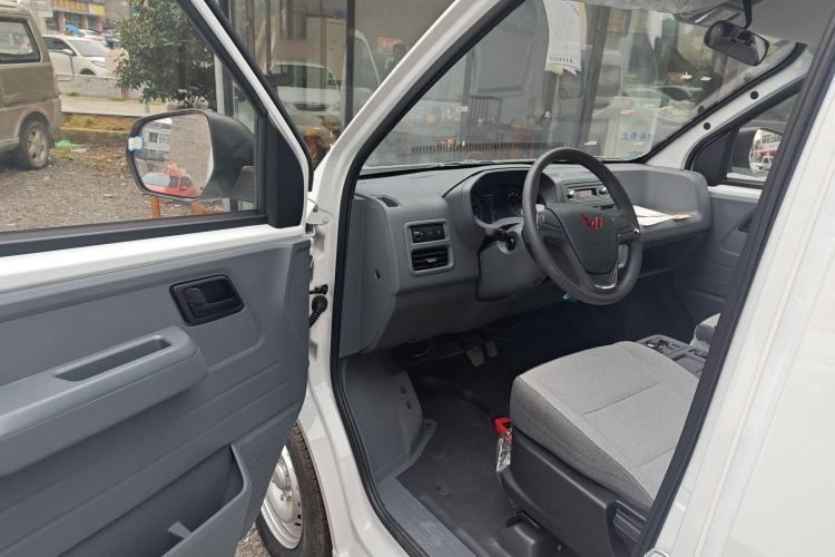 Used Wuling Yangguang 2025 Model 310KM Bus Edition—Customized by CATL
