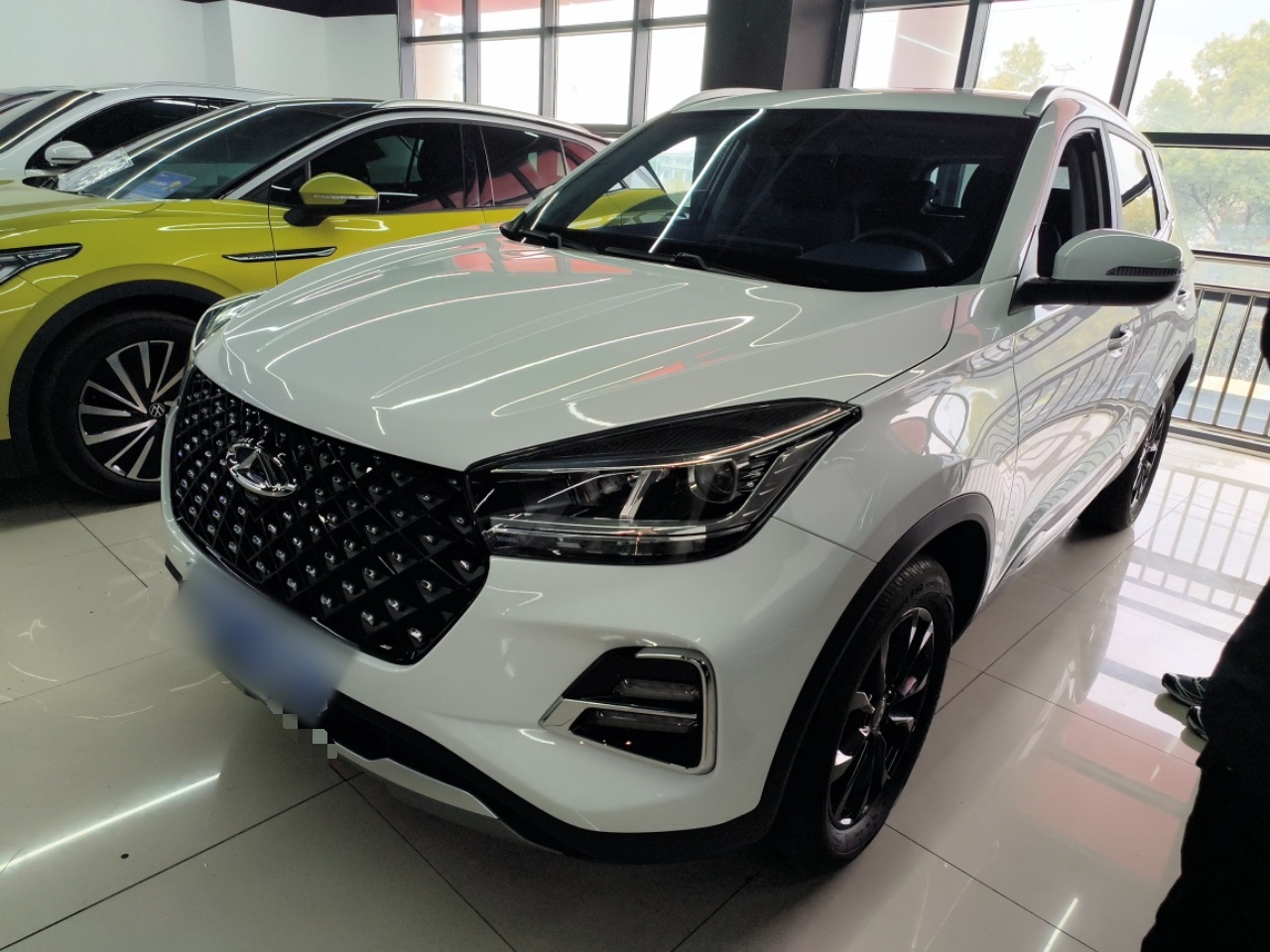 تحت مقدمة السيارة