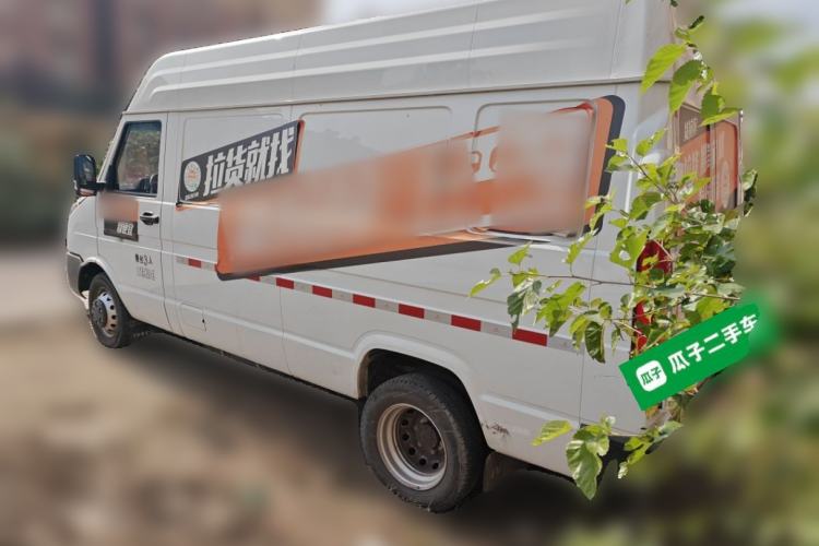 Used Iveco Daily 2023 2.5T V37 Van Long Wheelbase Mid-Roof Design Dual Tires Side-Swing Doors 2-3 Seater