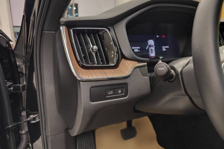 Used Volvo XC60 New Energy 2025 Plug-in Hybrid Long-Range All-Wheel Drive Smart Luxury Edition
