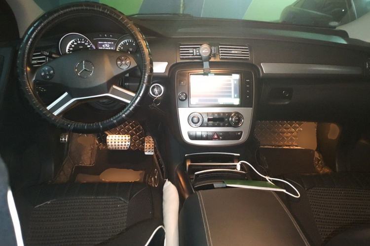 Used Mercedes-Benz R-Class 2015 R 320 4MATIC Luxury Model Center Console