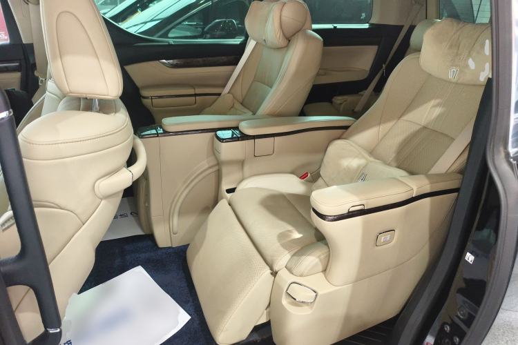 Used Toyota Vellfire 2023 Crown Dual-Engine 2.5L HV Prestige Edition
