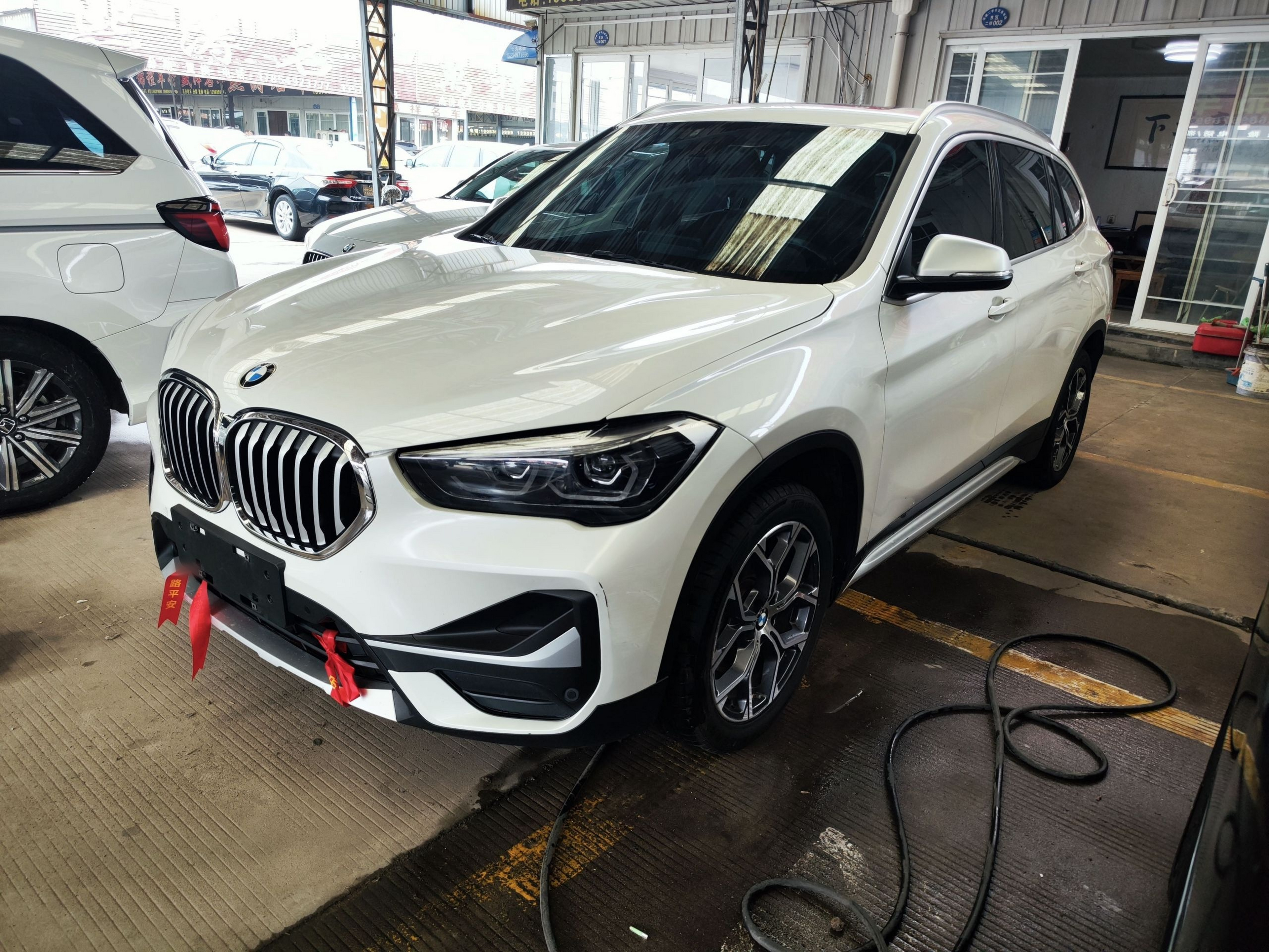 Под передней частью автомобиля