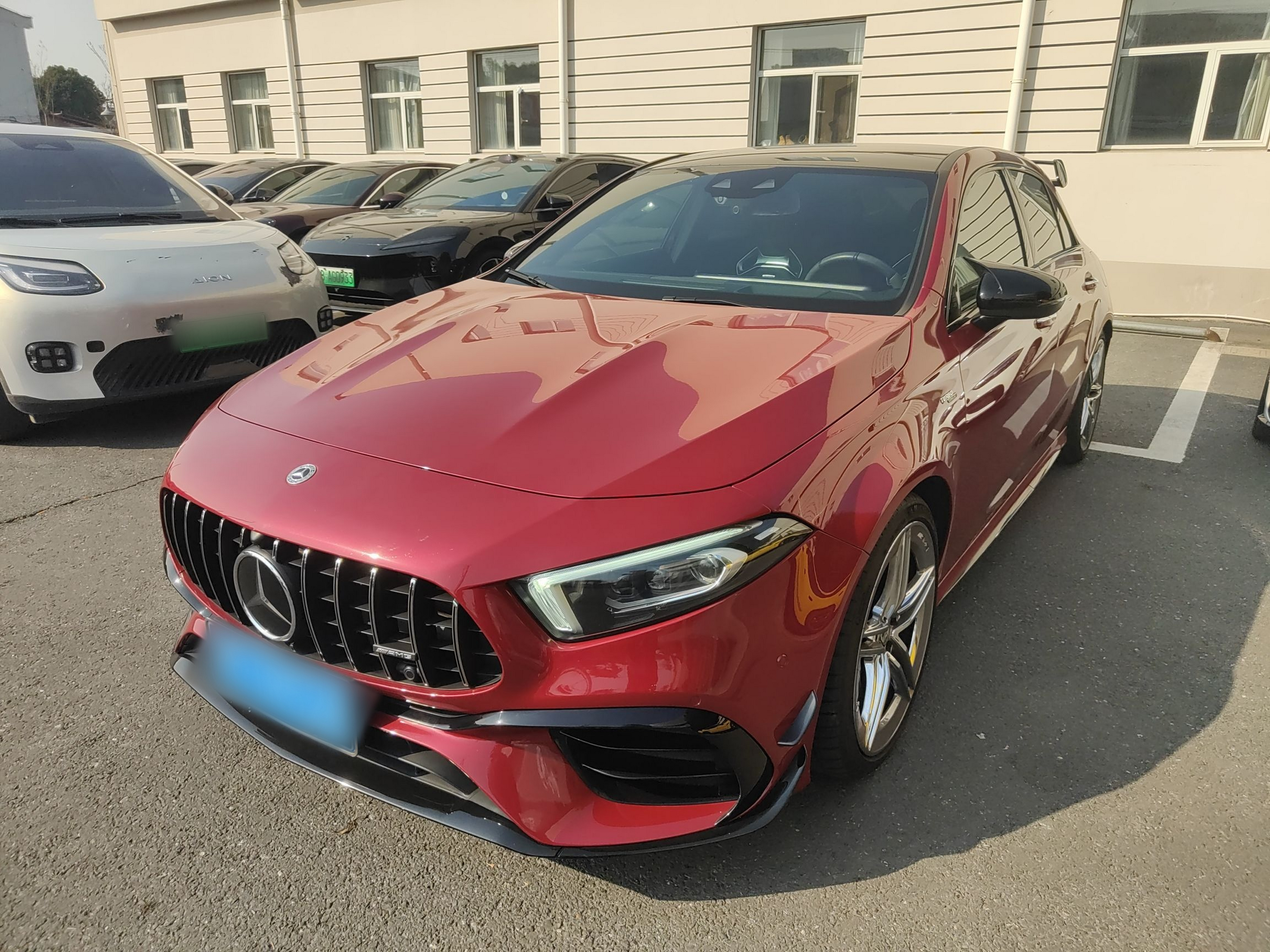 Под передней частью автомобиля