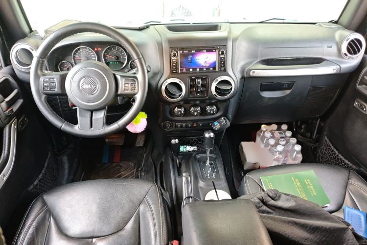 Used Jeep Wrangler 2015 3.0L Sahara Four-Door Comfort Edition Center Console