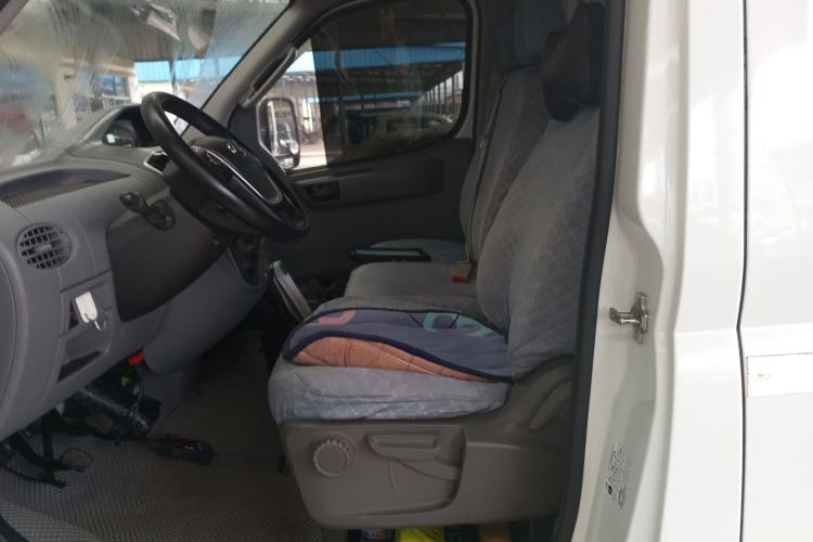 Used SAIC MAXUS Xintu V80 2021 2.0T Manual Classic City Delivery King Short Wheelbase Mid-Roof Design 3 Seats
