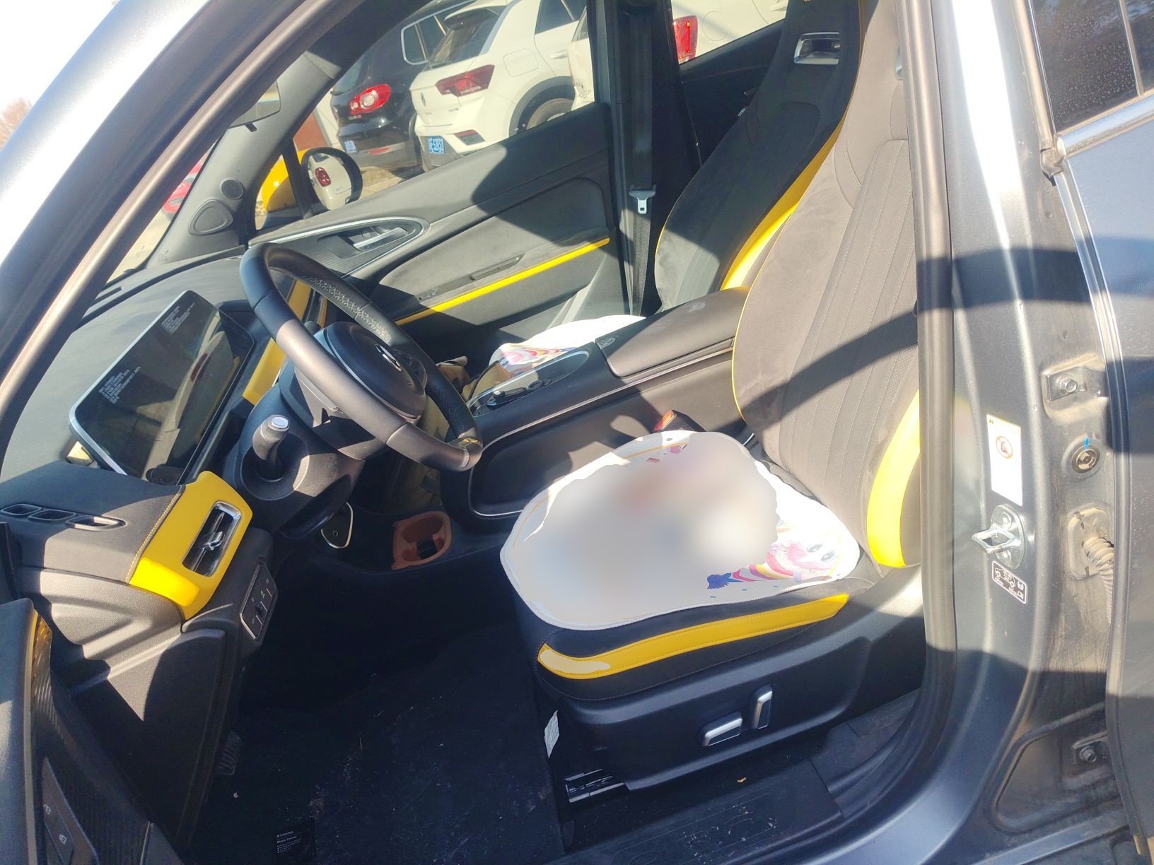 المقاعد الأمامية داخل السيارة