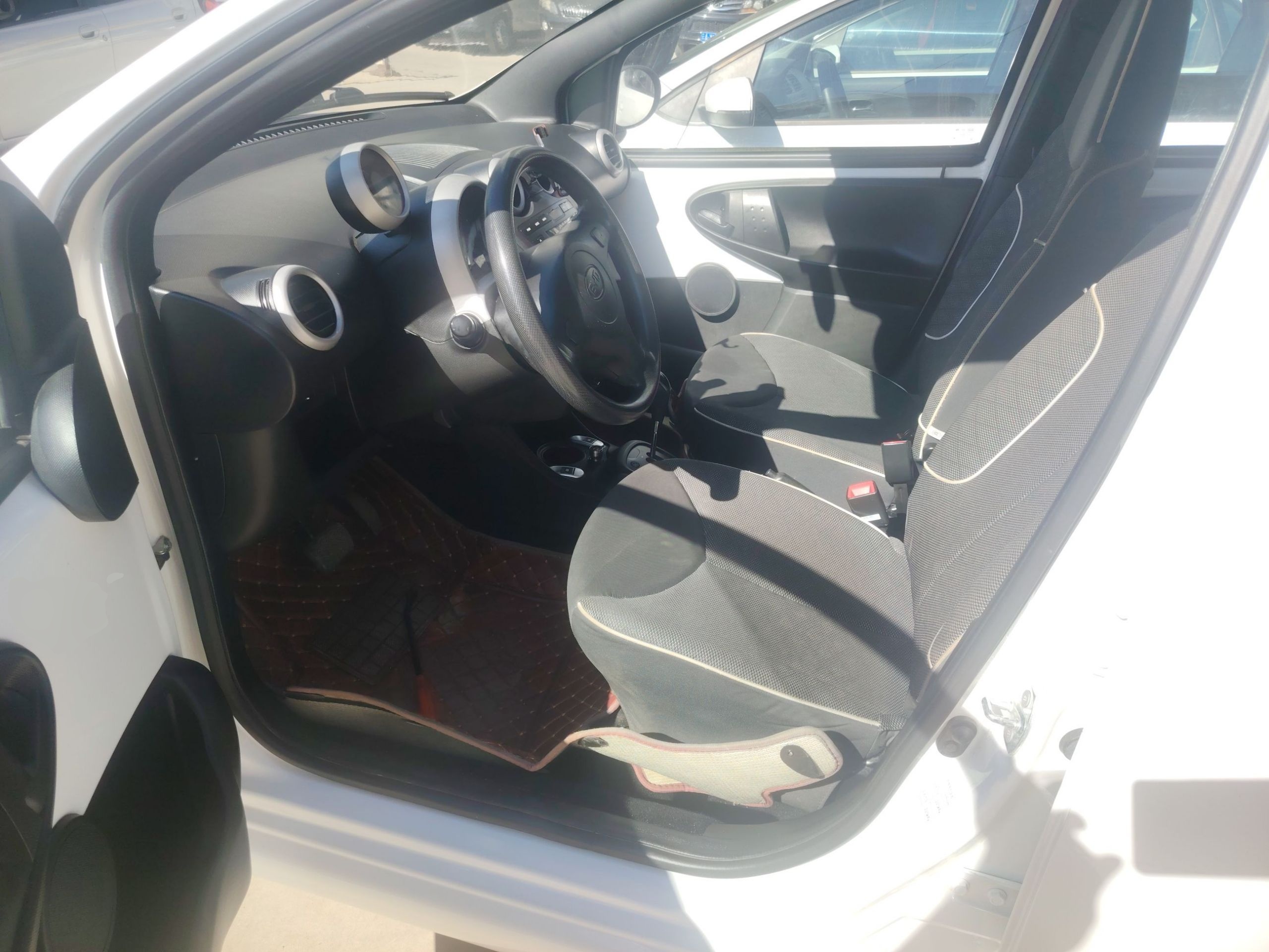 المقاعد الأمامية داخل السيارة