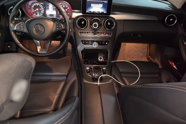 Used Mercedes-Benz C-Class 2018 C 180 L Fashion Edition Sport Version Center Console