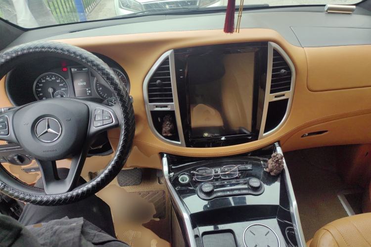 Used Mercedes-Benz Vito 2021 2.0T Elite Version 7 Seats Center Console