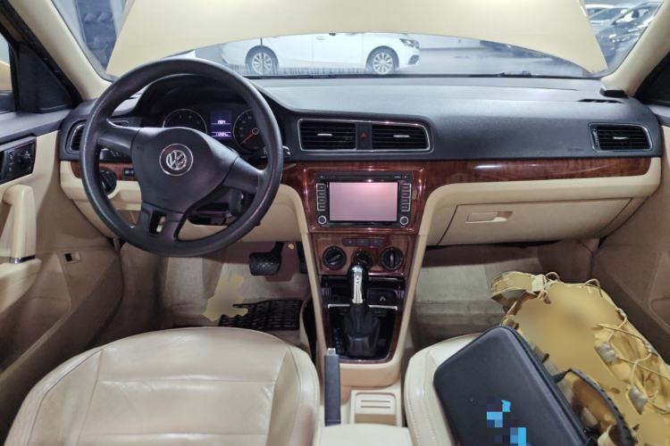 Used Volkswagen Lavida 2013 1.6L Automatic Comfort Edition Center Console