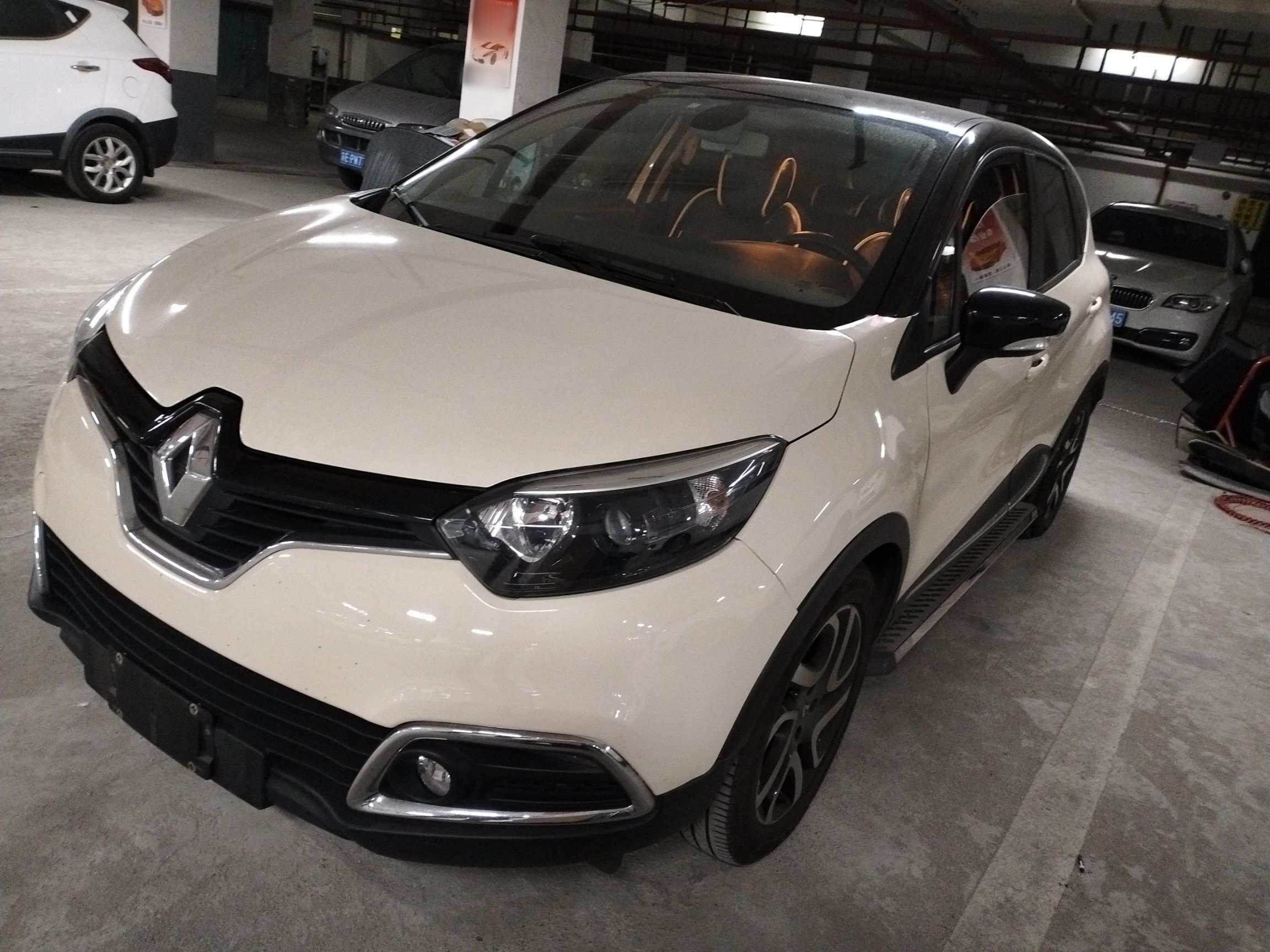 تحت مقدمة السيارة