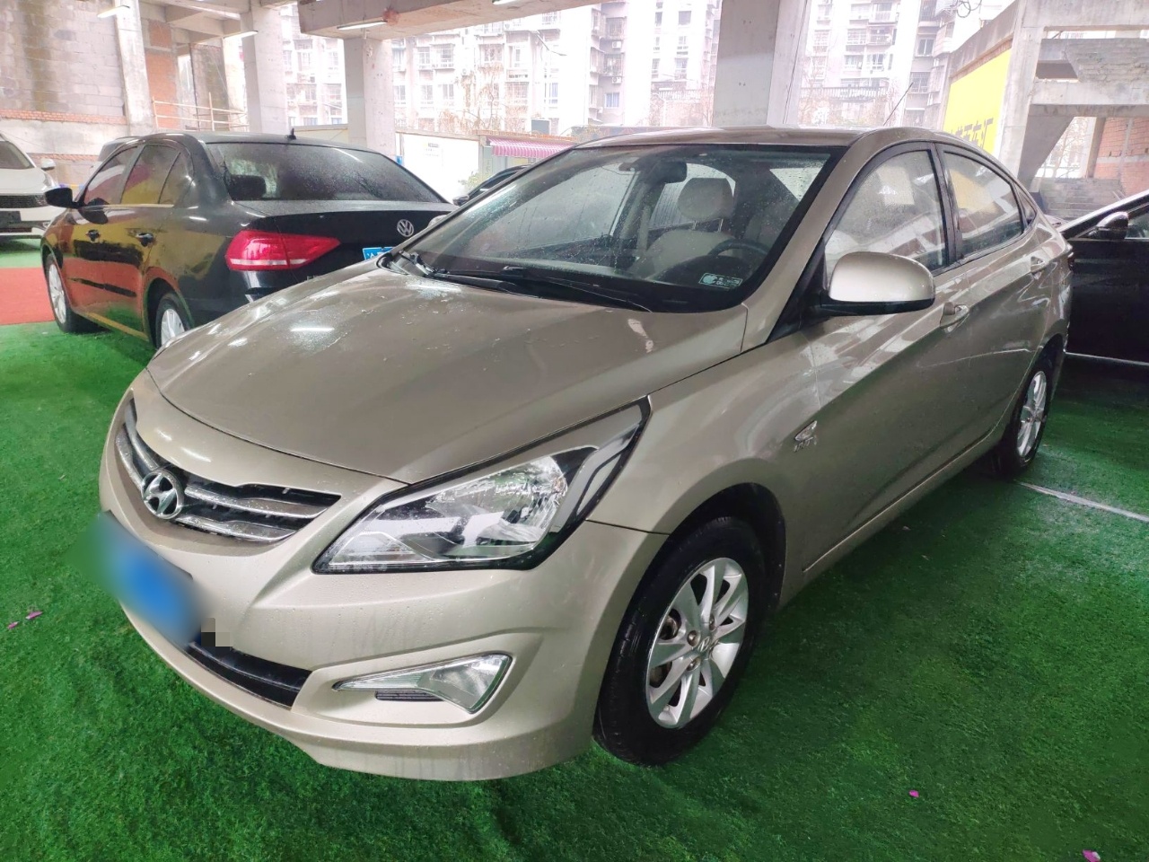 Под передней частью автомобиля