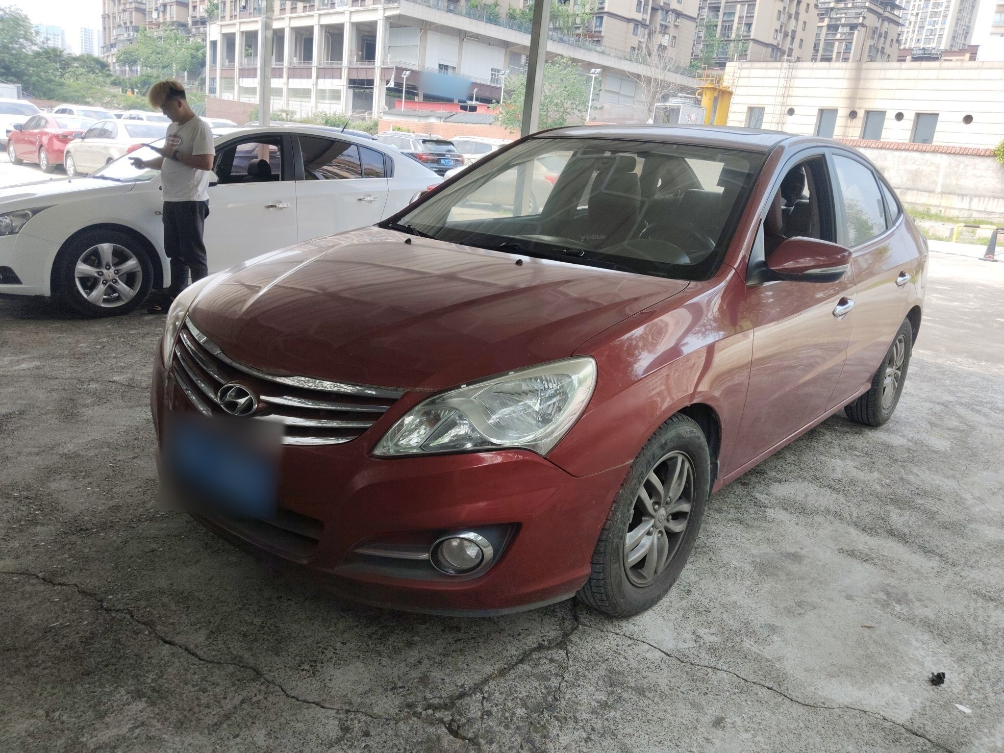 Под передней частью автомобиля