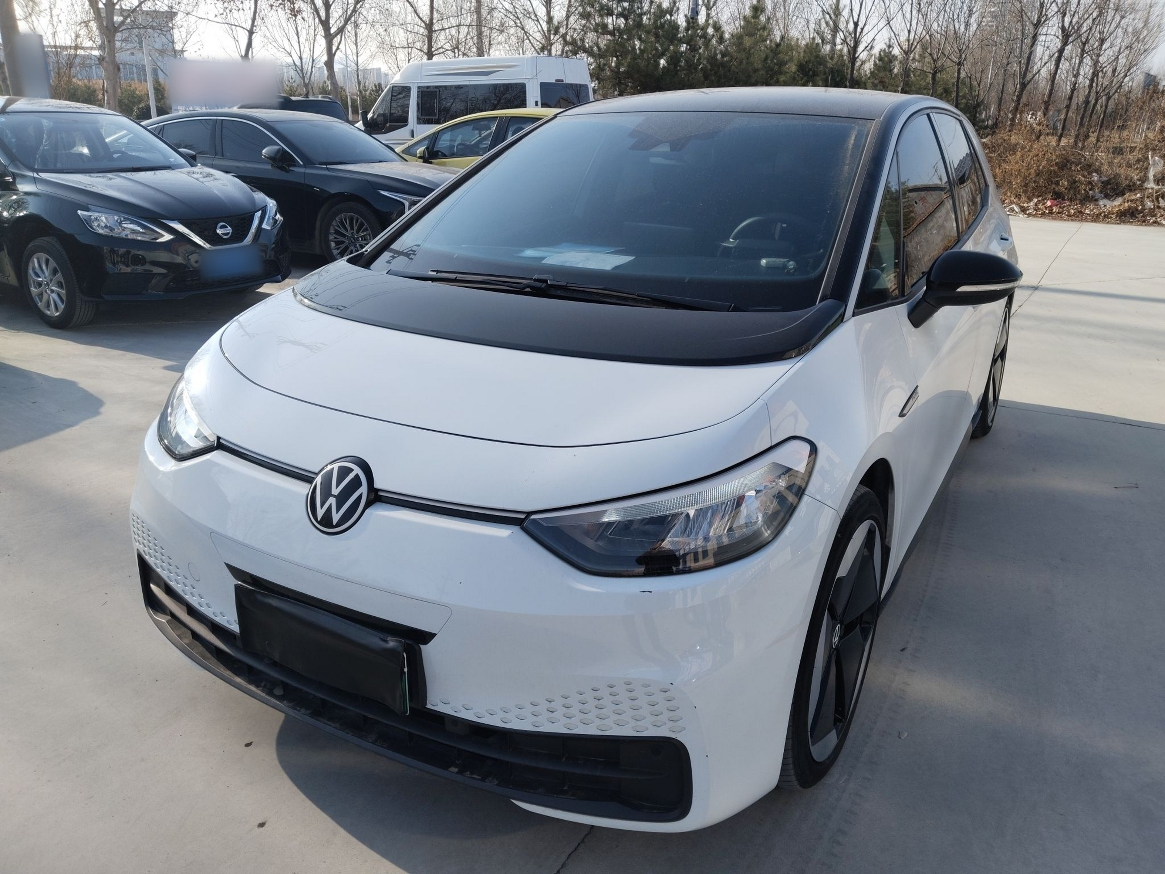 Под передней частью автомобиля