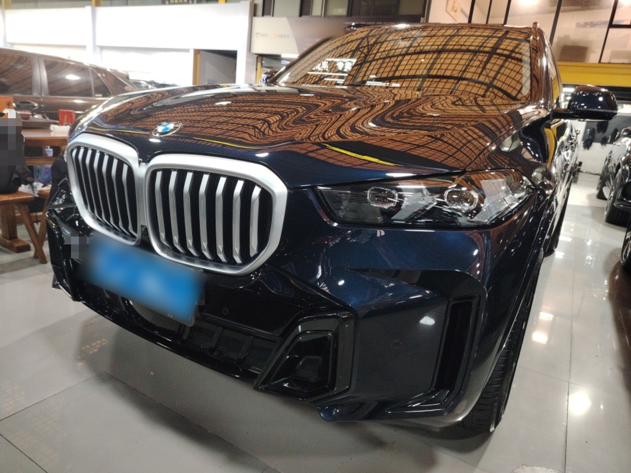 Под передней частью автомобиля