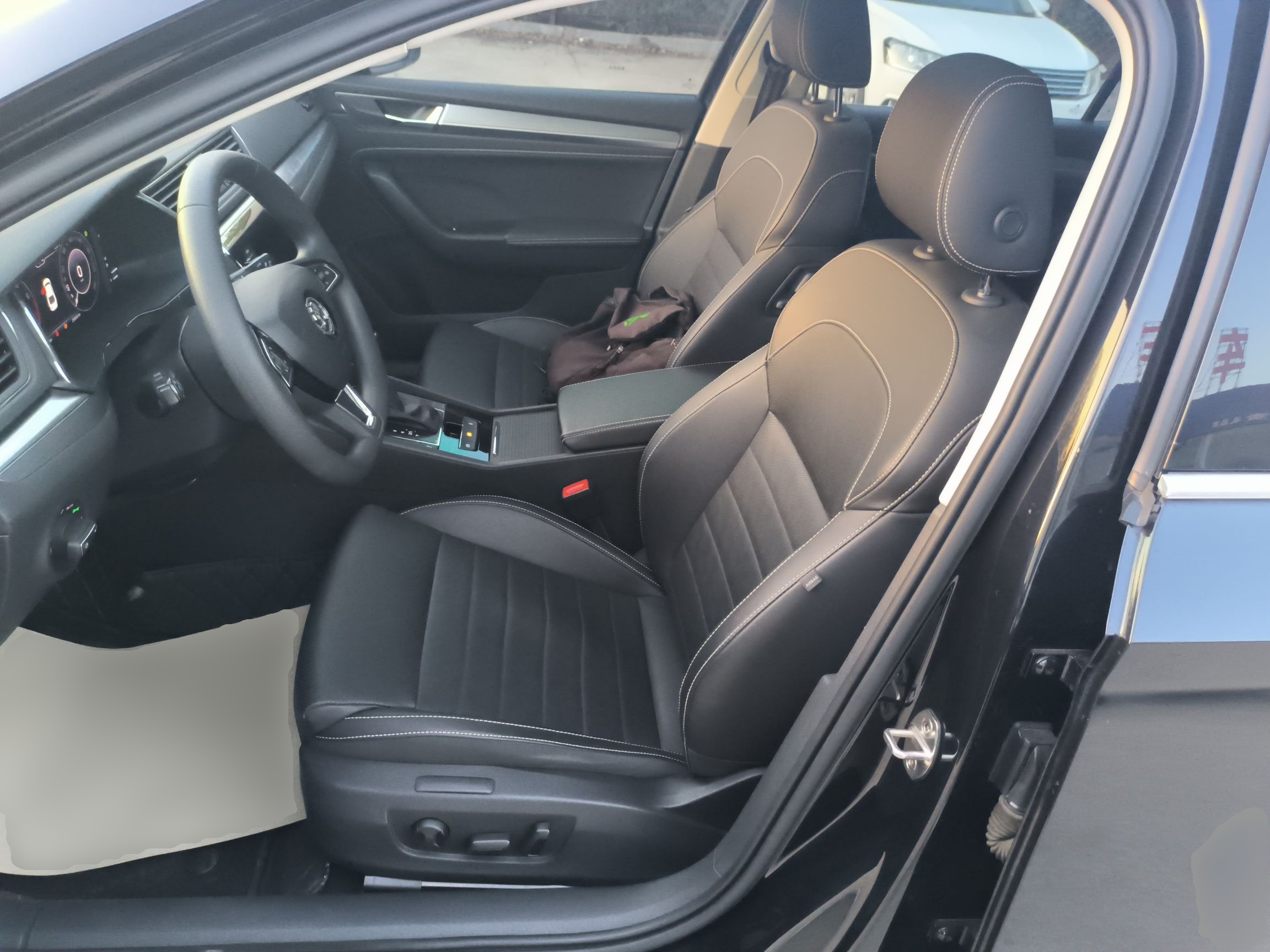 Переднее сиденье в автомобиле