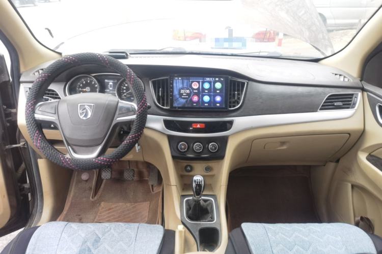 Used Baojun 730 2016 Revised 1.5L Manual Standard Version 7 Seats China V Emission Standard Center Console