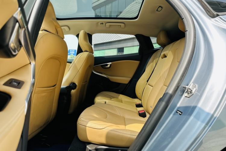 Used Volvo V40 2017 T3 Zhiyi Edition
