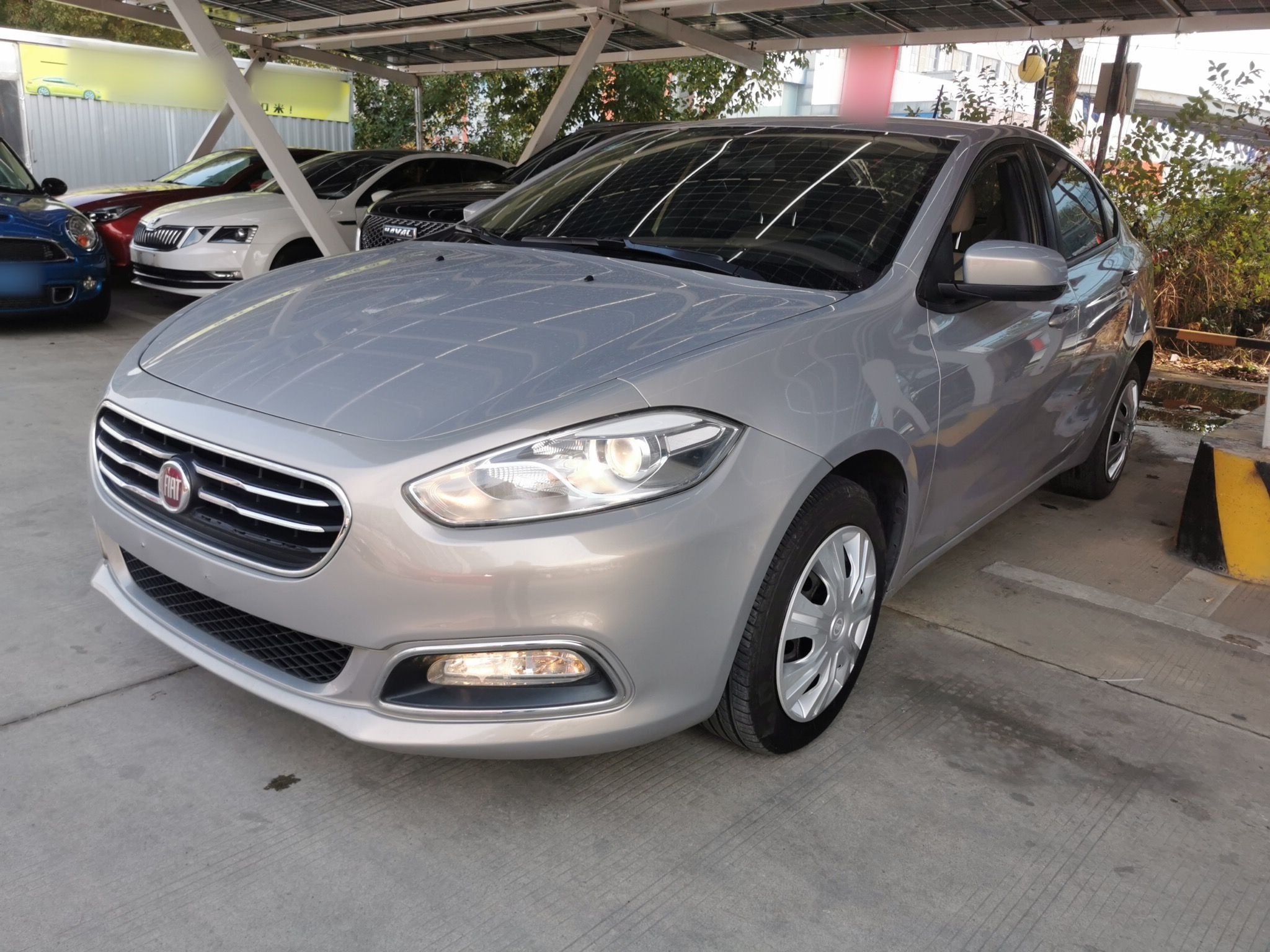 تحت مقدمة السيارة