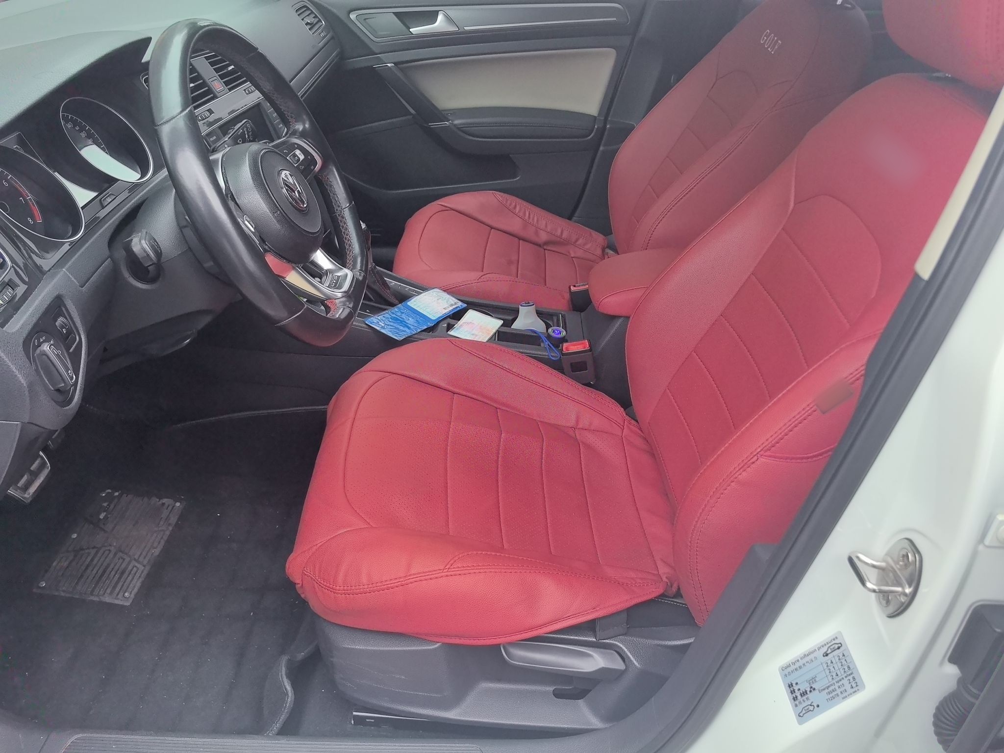 Переднее сиденье в автомобиле