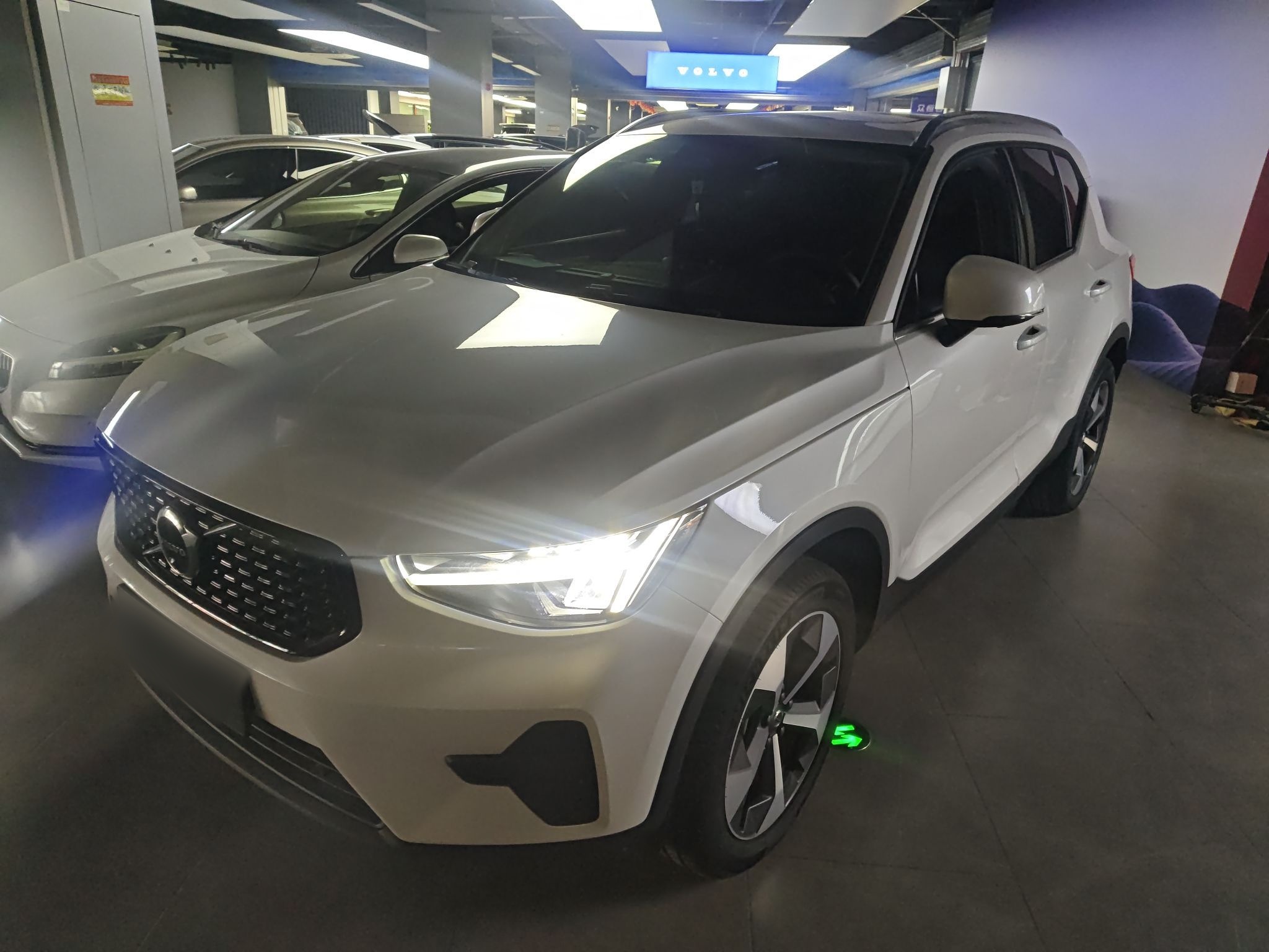 Под передней частью автомобиля