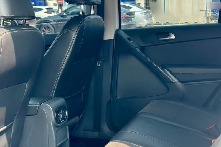 Used Volkswagen Tiguan 2016 280TSI Automatic Two-Wheel-Drive Silk Road Style Edition Interior 1