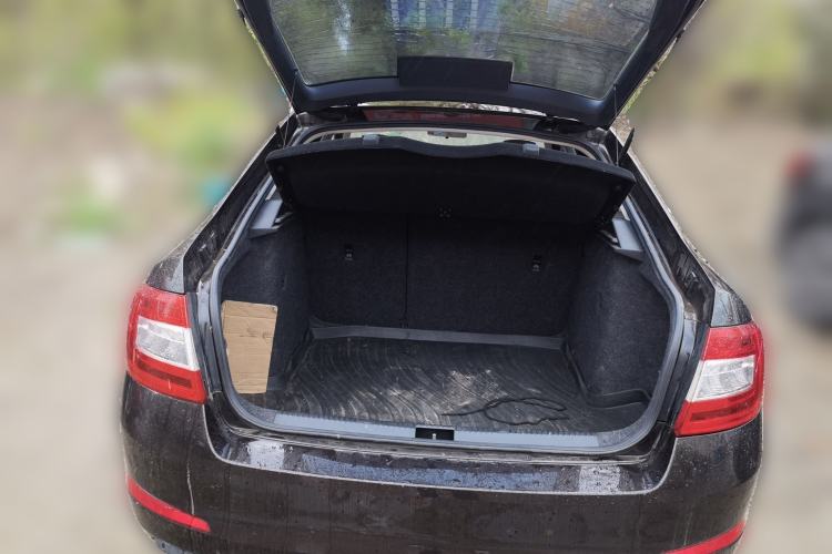 Used Skoda Octavia 2015 1.6L Automatic Yijie Edition Trunk