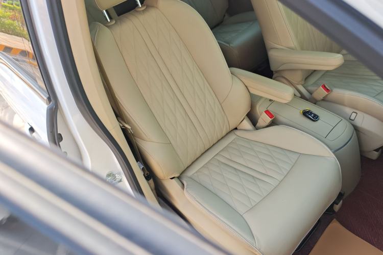 Used Buick GL8 2023 Facelifted Land Cruiser Executive Luxury Version
