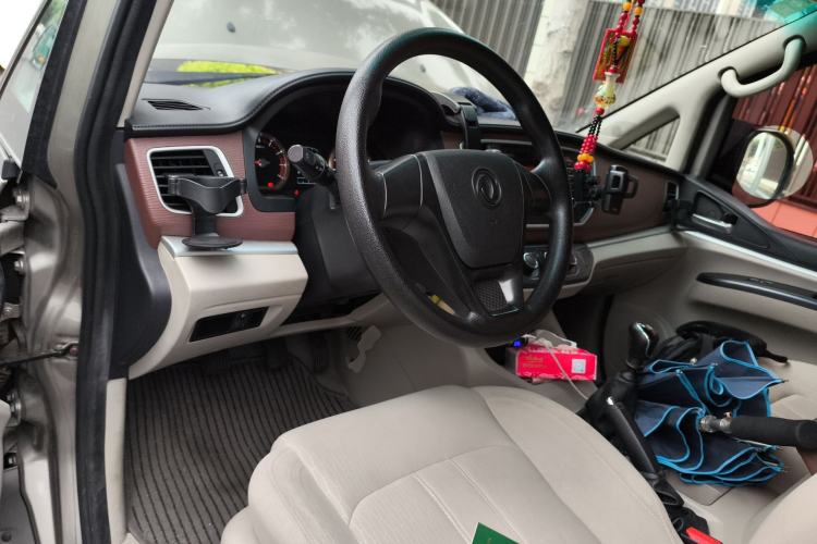 Used FORTHING Lingzhi 2018 M5L 2.0L 7-Seater Comfort Model Center Console