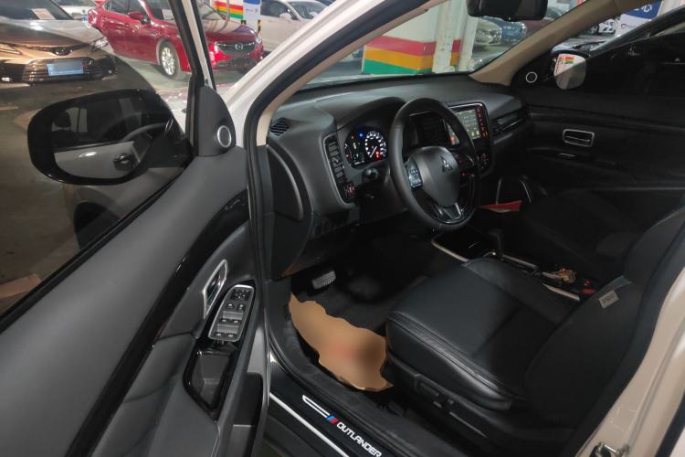 Used Mitsubishi Outlander 2019 2.0L Two-Wheel Drive Comfort Edition 5 Seats China VI Standard Driver Seat