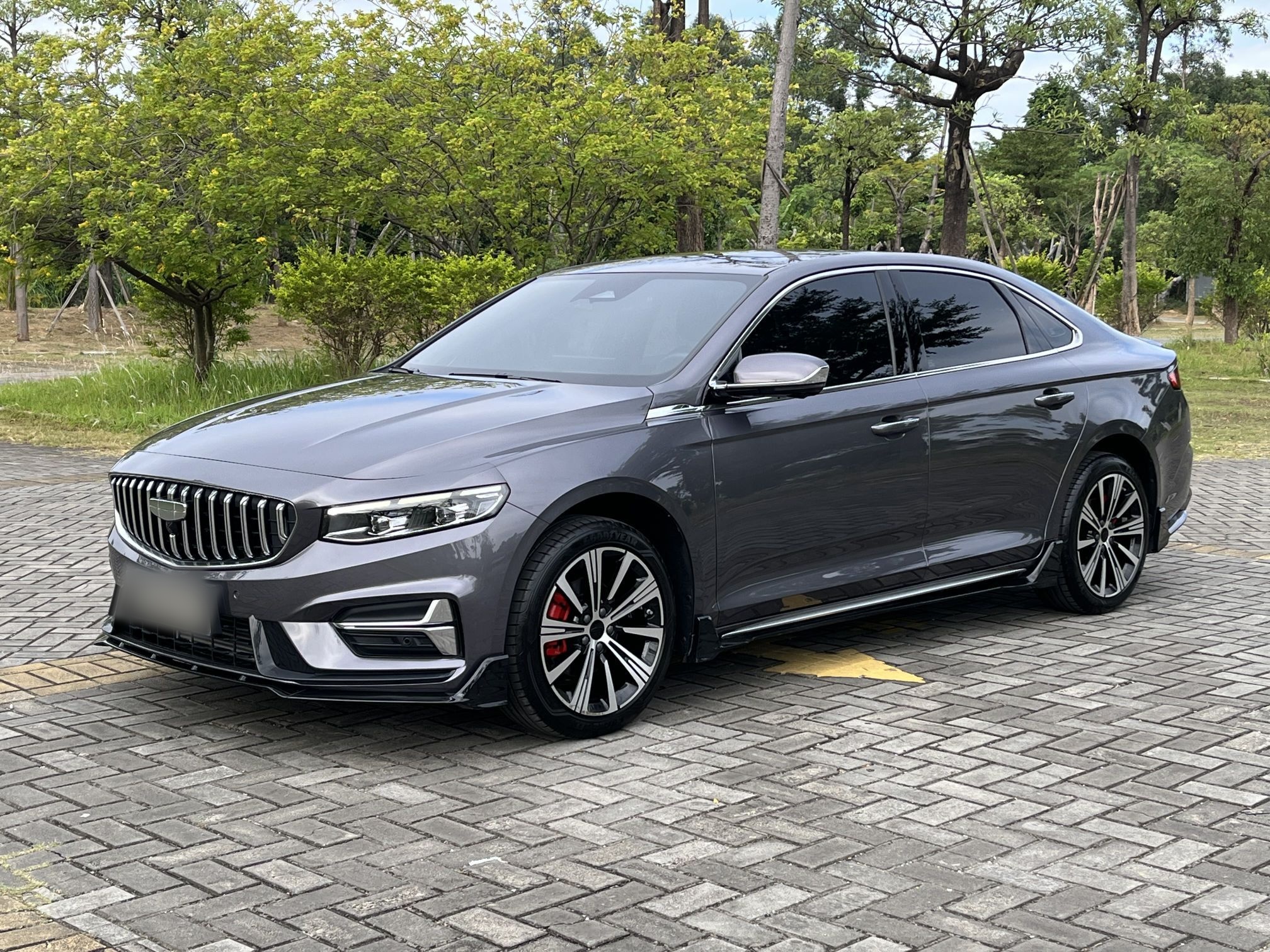 Под передней частью автомобиля